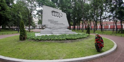 Кронштадт, Романовский сквер,памятник
