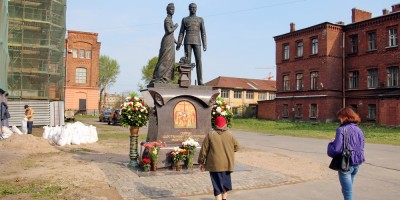 Памятник императору Николаю II и императрице Александре Федоровне