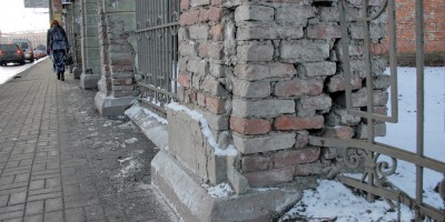 Ограда Обуховской больницы разрушенная