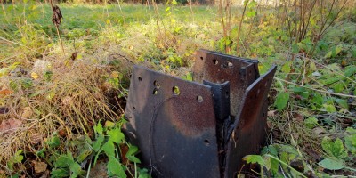 Павловский парк, просека железной дороги, основание светофора или знака