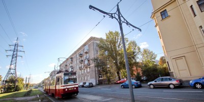 Улица Новостроек, трамвайные опоры