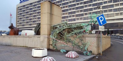 Упавший кораблик у гостиницы Санкт-Петербург