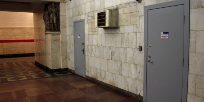 Станция метро Нарвская, двери