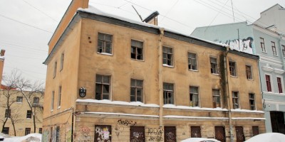Старинное здание на 4-й Советской улице