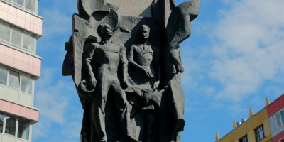 Набережная реки Смоленки, памятник рабочим завода имени Калинина, скульптура
