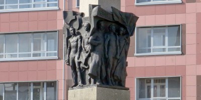 Памятник рабочим у ЖК Самоцветы