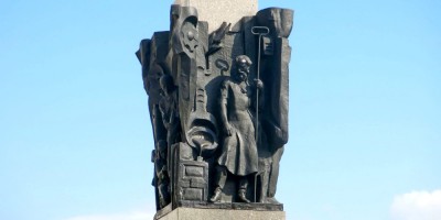 Памятник рабочим завода имени Калинина