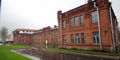 Главное здание лазарета Охтинского порохового завода на улице Красина, 10