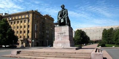 Площадь Чернышевского, памятник Чернышевскому