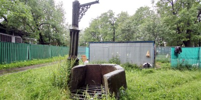 Стрельна, Готический колодец в Орловском парке