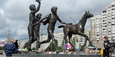 Станция метро Пионерская, Дети с жеребенком, скульптура