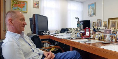 Аркадий Скоров в кабинете