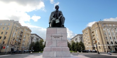 Площадь Чернышевского, памятник