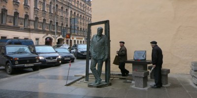 Памятник Довлатову