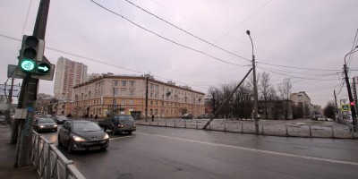 Угол улицы Коммуны и Ириновского проспекта