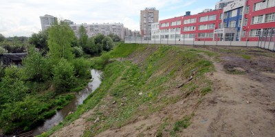 Река Утка возле школы на Русановской улице