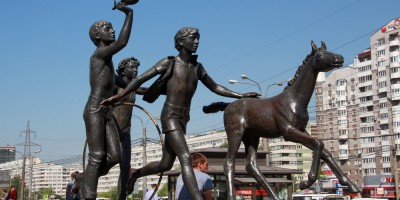 Станция метро Пионерская, Дети с жеребенком