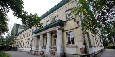 Сергиево, школа на Российском бульваре, задний фасад