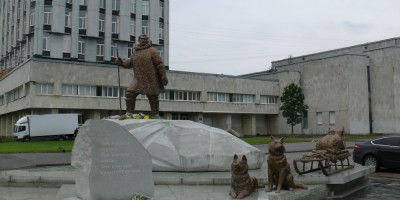 Памятник полярникам