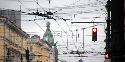 Троллейбусные провода на Невском проспекте