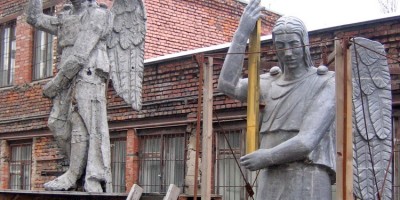 Кадетская линия, 27а, старая и новая скульптуры Ангела