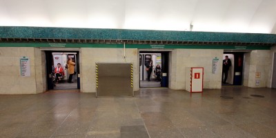 Станция метро Василеостровская, двери