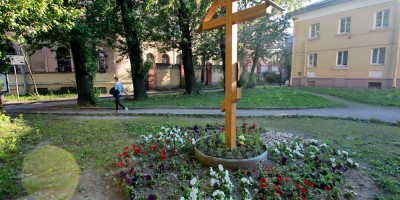 Лермонтовский проспект, крест на месте церкви царицы Александры
