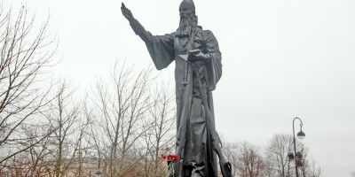 Пушкин, памятник полковому священнику на Соборной площади