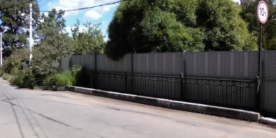 Староорловская улица, забор