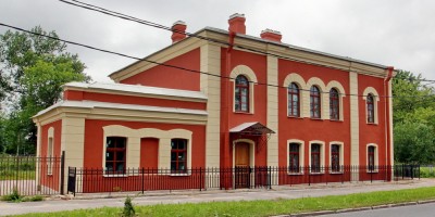 Школа Демина на Прудовой улице, 4, в Петергофе