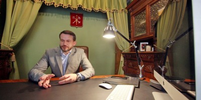 Игорь Пасечник в кабинете