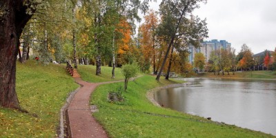 Парк усадьбы Орловых-Денисовых, дорожка и пруд