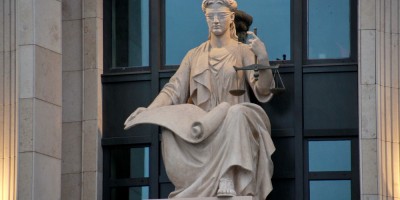 Улица Смольного, 6, скульптура Фемиды на здании суда