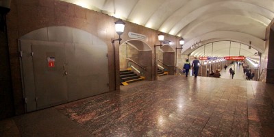 Станция метро Достоевская, проход от эскалаторов