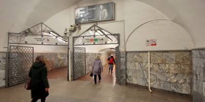 Станция метро Площадь Александра Невского, проход от эскалаторов