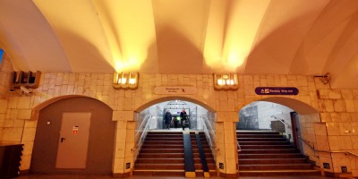 Станция метро Площадь Александра Невского, проход от эскалаторов, лестница