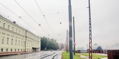 Проспект Обуховской Обороны, трамвайные опоры у фарфорового завода