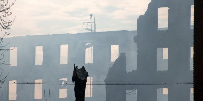 Фабрика Торнтон на Октябрьской набережной, 50, после пожара, обрушенные стены