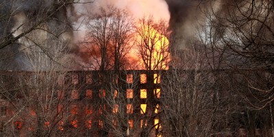 Октябрьская набережная, 50, пожар на фабрике Торнтон, горит