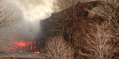 Октябрьская набережная, 50, пожар на фабрике Торнтон, огонь