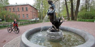 Пушкин, фонтан на углу Академического проспекта и Дворцовой улицы