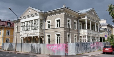 Дом Савинской на углу улиц Первого Мая и Госпитальной в Павловске