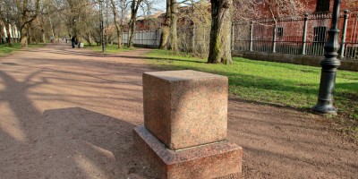 Кронштадт, Екатерининский парк, постамент пионера