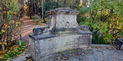 Павловск, Каменный амфитеатр, постамент Флоры