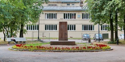 Постамент памятника Ленину в сквере Николая Львова на проспекте Обуховской Обороны