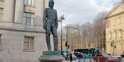 Скульптура городового на Суворовском проспекте