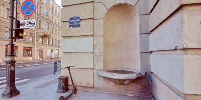 5-я Советская улица, 15-17, ниша с фонтаном на углу с Суворовским проспектом