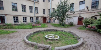 Ларинская гимназия на 6-й линии Васильевского острова, 15, фонтан