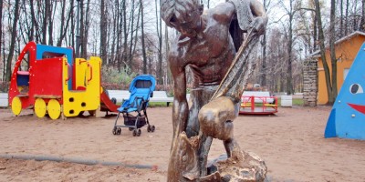 Московский парк Победы, фонтан-песочница, скульптура мальчика с рыбой