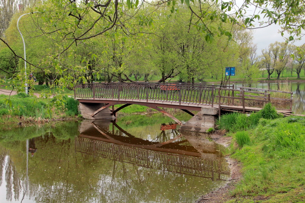 Парк ремонтное. Парк Авиаторов Санкт-Петербург. Парковый мост влюбленных. Измайловский парк 2022 пруд.